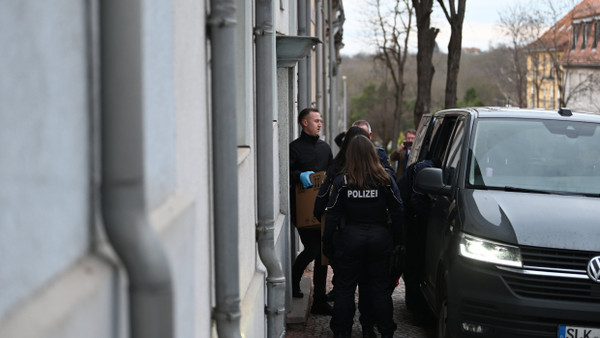 Vor dem Wohnhaus von Taleb Al A. in Bernburg: Die Polizei sicherte am Samstag eventuelle Beweismittel.