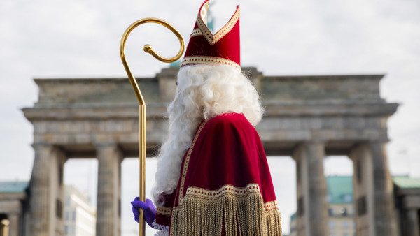 Nikolaussichtung am Brandenburger Tor in Berlin: Wer ist eigentlich der Nikolaus?