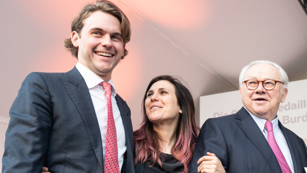 Der Vater übergibt an seine Kinder: Jacob Burda, Elisabeth Burda-Furtwängler und Verleger Hubert Burda (von links nach rechts).