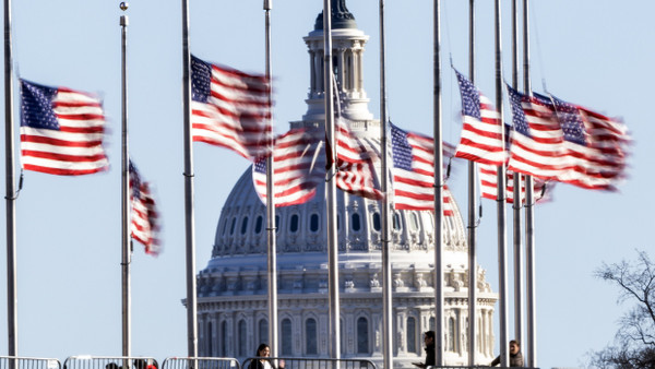 Nach dem Tod des ehemaligen US-Präsidenten Jimmy Carter wehen die US-Flaggen in Washington DC, am 30. Dezember 2024 vor dem Hintergrund des US-Kapitols auf Halbmast.