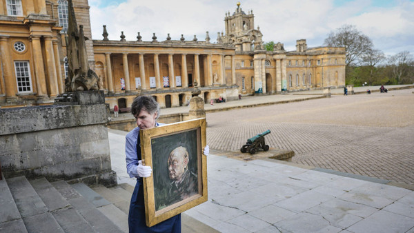 Wohin mit ihm? Ein Churchill-Porträt wird ins Schloss Blenheim getragen, das im April 2024 noch ohne Weihnachtsmarkt auskommt.