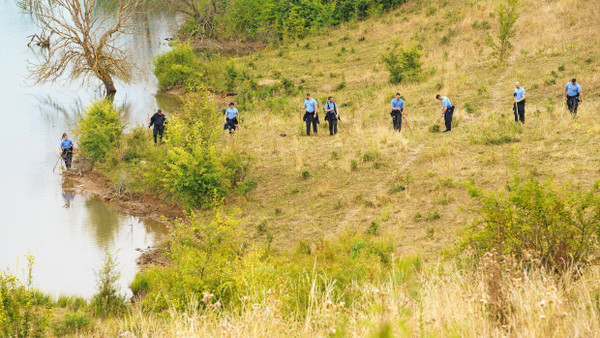 Spurensuche: Bereitschaftspolizisten suchen im August 2022 das Ufer des Teufelsees im hessischen Wetteraukreis ab, in dem zuvor die Leiche der 14 Jahre alten Ayleen gefunden worden war.