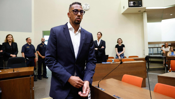 Jérôme Boateng betritt am Freitag den Gerichtssaal in München.