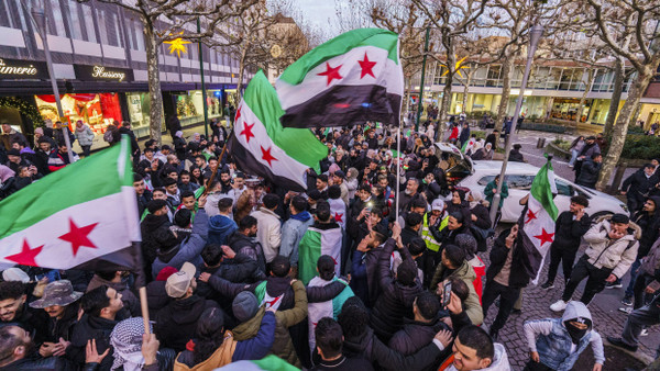 Syrer feiern auf dem Mainzer Schillerplatz den Sturz des Assad-Regimes.