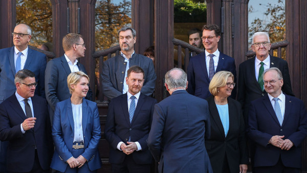 Gruppenfoto in Leipzig: Die Ministerpräsidentinnen und Ministerpräsidenten am Donnerstag.