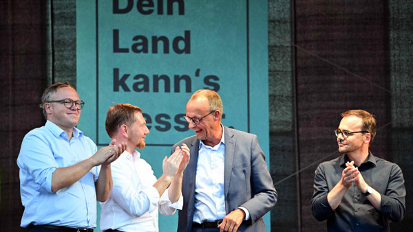 Wer darf’s denn sein? Mario Voigt und Michael Kretschmer, hier beim Wahlkampf mit Parteichef Friedrich Merz und Jan Redmann (von links) in Brandenburg, haben in Thüringen und Sachsen schwere Verhandlungen vor sich.