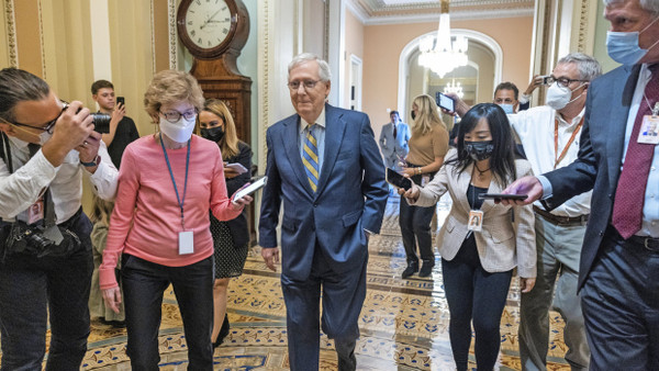 Mitch McConnell, Fraktionschef der Republikaner auf dem Weg zur Verfahrensabstimmung  im Kapitol.