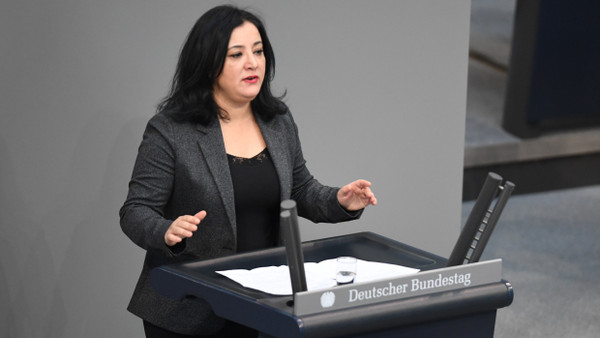 Gökay Akbulut spricht Mitte Januar in der Plenarsitzung im Deutschen Bundestag.