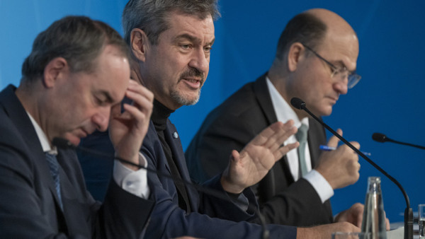 Bayerns Ministerpräsident Söder (CSU) zwischen Wirtschaftsminister Aiwanger (Freie Wähler) und Finanzminister Füracker (CSU) auf der Pressekonferenz zur Haushaltsklausur in München