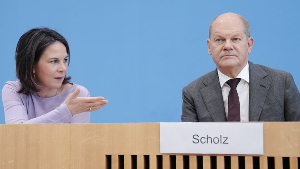 Der Bundeskanzler und seine Außenministerin in einer Pressekonferenz zur Nationalen Sicherheitsstrategie 2023