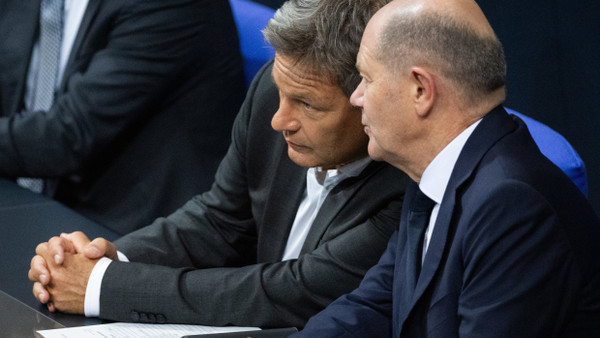 Bundeskanzler Olaf Scholz und sein Vize Robert Habeck im Bundestag