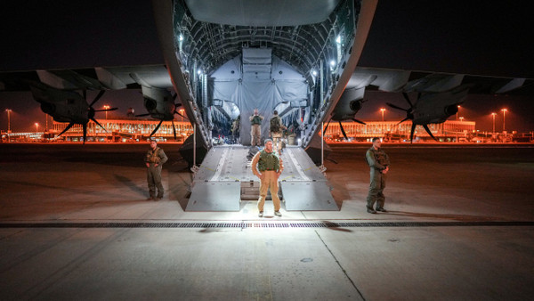 Die Besatzung eines Airbus A400M der Luftwaffe wartet auf Verteidigungsminister Pistorius. (Symbolbild)