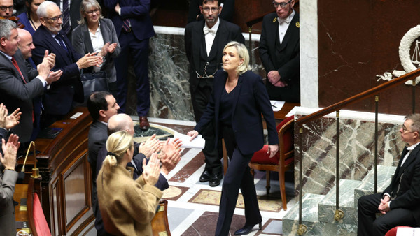 Appalus für ihre Rede: Marine Le Pen am 4. Dezember 2024 im französischen Parlament