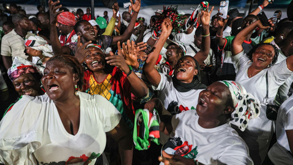 Ausgelassene Freude: Anhänger des National Democratic Congress feiern am Montag in Accra den Wahlsieg ihres Präsidentschaftskandidaten John Dramani Mahama.