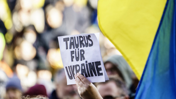 Kundgebungsteilnehmer fordern am 24. Februar 2024 in Frankfurt die Lieferung von Taurus-Marschflugkörpern an die Ukraine.