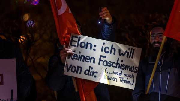 In Cottbus hatte die AfD am 30.12.24 zu einer Demonstration unter dem Motto „Es reicht - Abschieben und Grenzen dicht!“ aufgerufen. Ein Gegendemonstrant trägt ein Plakat mit der Aufschrift „Elon: ich will keinen Faschismus von dir (und auch keinen Tesla)“.