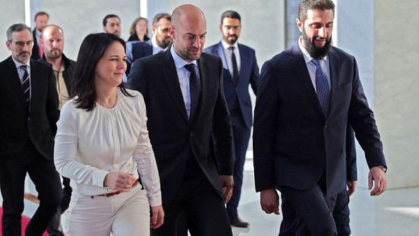 Baerbock mit Frankreichs Außenminister Jean-Noel Barrot und dem neuen syrischen Machthaber Ahmad al-Scharaa (rechts)