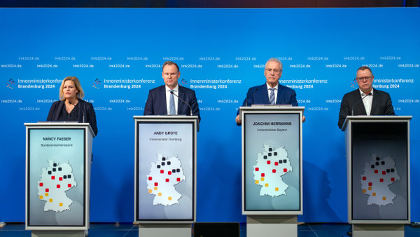 Bundesinnenministerin Nancy Faeser (SPD), Hamburgs Innensenator Andy Grote (SPD), Bayerns Innenminister Joachim Herrmann (CSU) und Brandenburgs Innenminister Michael Stübgen (CDU), Vorsitzender der Innenministerkonferenz (IMK) am 6. Dezember 2024 in Rheinsberg