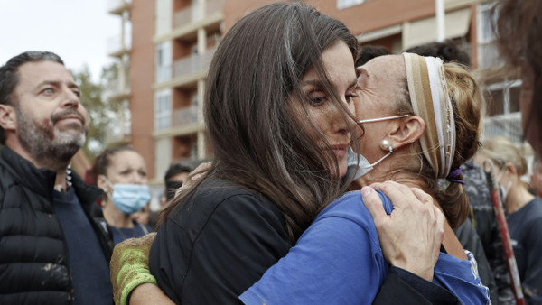 Königin Letizia und ein Opfer der Überschwemmungskatastrophe in Paiporta, Valencia