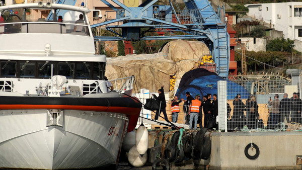 Migranten verlassen am 19. Oktober im Hafen von Shengjin ein Boot der italienischen Küstenwache.