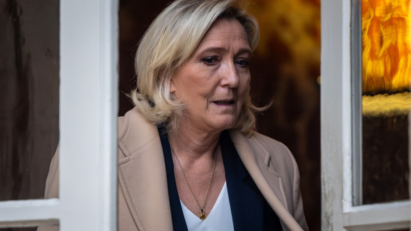 Marine Le Pen nach einem Treffen mit Premierminister Michel Barnier