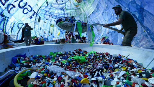 Protest gegen Plastikmüll in Brasilien: Der Umweltaktivist Mundano säubert einen Strandvon Plastik als Teil seiner Installation „Plastik Tsunami“.