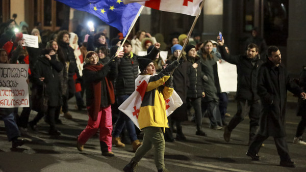 Demonstranten mit einer georgischen Nationalflagge und einer EU-Flagge versammeln sich vor dem Parlament