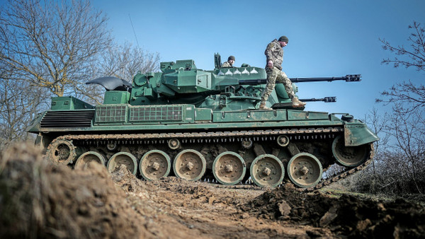 Wehrt seit bald drei Jahren feindliche Drohnen und Flugzeuge ab: ein Gepard-Flugabwehrkanonenpanzer in Odessa in der Ukraine