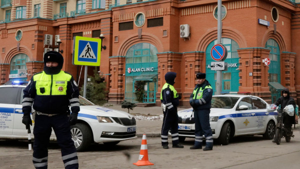 Polizeibeamte stehen Wache vor einem Moskauer Wohnblock, wo am Morgen des 3. Februar 2025 eine Explosion stattgefunden hat.