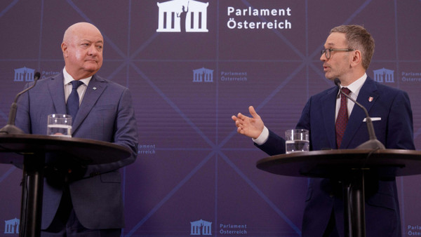 FPÖ-Chef Herbert Kickl gibt mit dem ÖVP-Vorsitzenden Christian Stocker eine Pressekonferenz in Wiens Parlament.