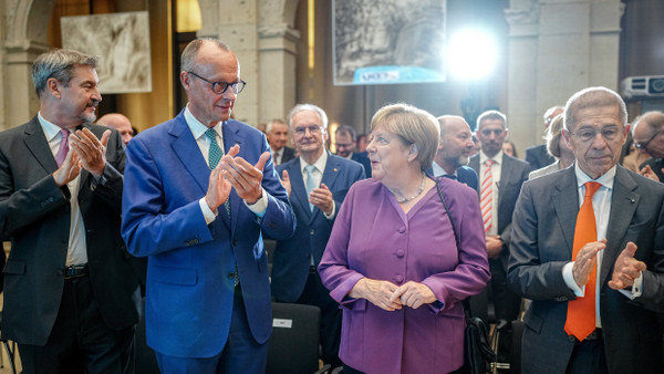 Jetzt fällt Merkel Merz in den Rücken: Im vergangenen Herbst ließ sie sich noch von der CDU und deren Vorsitzenden feiern.