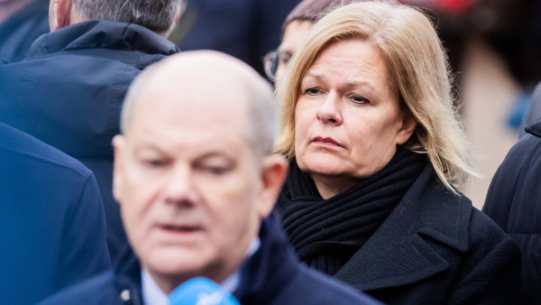 Nancy Faeser mit Bundeskanzler Olaf Scholz nach dem Anschlag auf den Weihnachtsmarkt in Magdeburg.