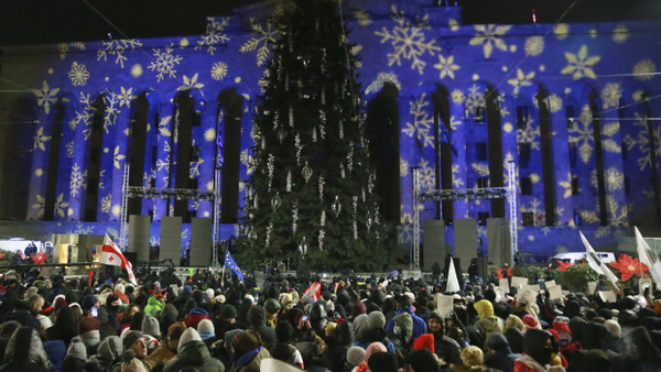 Massenproteste vor dem Parlament in Tiflis: Der Weihnachtsbaum ist zum Politikum geworden.