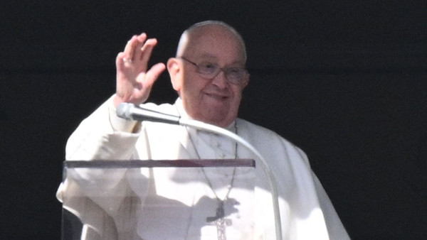 Papst Franziskus während des Angelus-Gebets am Sonntag an einem der Fenster des Apostolischen Palastes