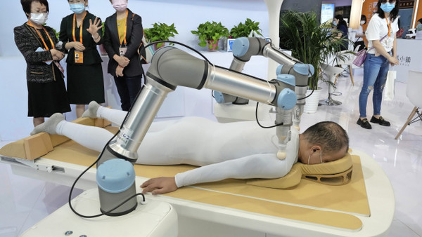 Bisschen weiter oben: Massage-Roboter haben gegenüber ihren menschlichen Kollegen einige Nachteile, aber auch viele Vorteile.