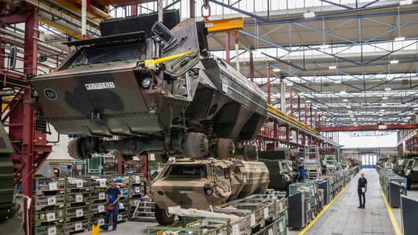 Große Halle, kleine Stückzahl: Neue Panzer werden nicht auf Vorrat gebaut - sondern immer erst, wenn ein konkreter Auftrag vorliegt.