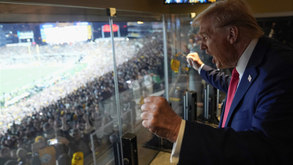 Donald Trump schaute sich schon im Oktober das NFL-Spiel zwischen den Pittsburgh Steelers und New York Jets an.