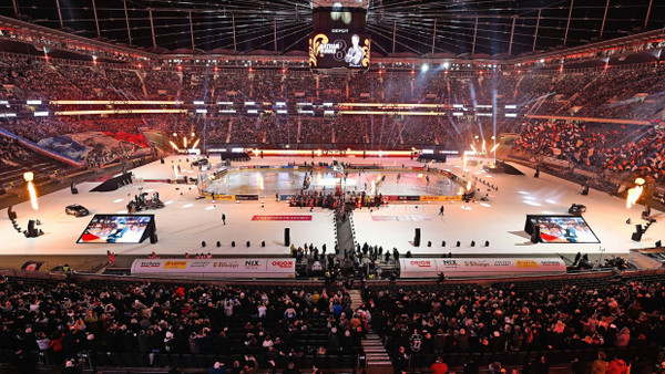 Spektakel auf und neben dem Eis im Frankfurter Stadion