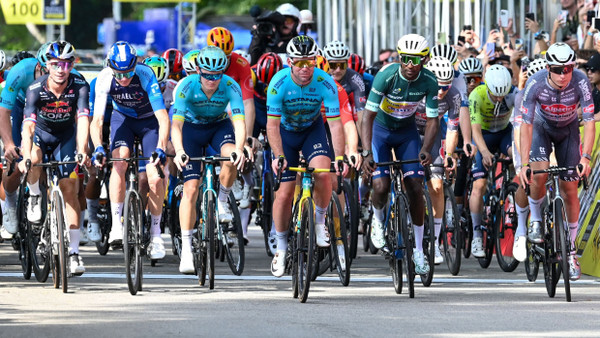 Schon jetzt dominiert die Farbe Blau im Peloton.