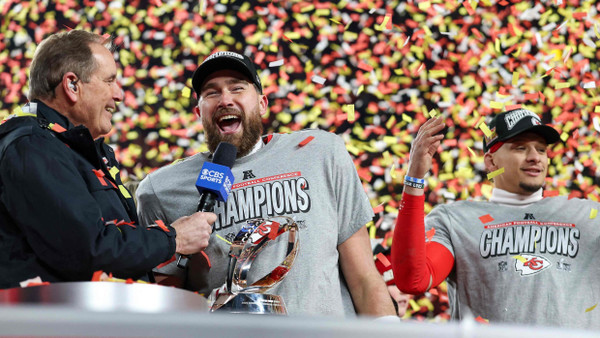 Wieder im Super Bowl: Travis Kelce (Mitte) und Patrick Mahomes (rechts)