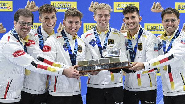 Das deutsche Team um Skip Muskatewitz (r.) mit Trophäe