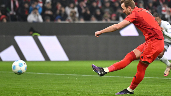 Der geht rein, was sonst? Bayern-Angreifer Harry Kane setzt gegen Hoffenheim seine Serie verwandelter Elfmeter fort.