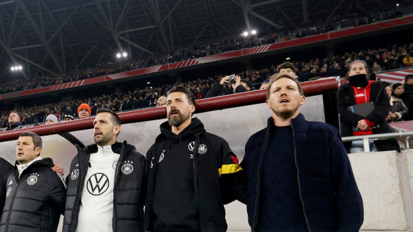 Nagelsmann und sein „stuff“/“staff“ beim Länderspiel gegen Ungarn, am 19.11. in Budapest