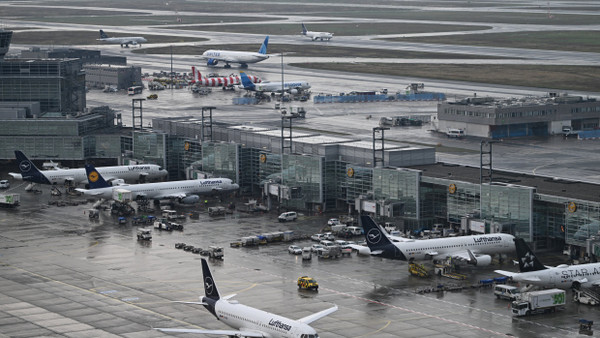 Am Frankfurter Flughafen gibt es Streit der Gewerkschaften über die jüngsten Betriebsratswahlen bei der Fraport AG.