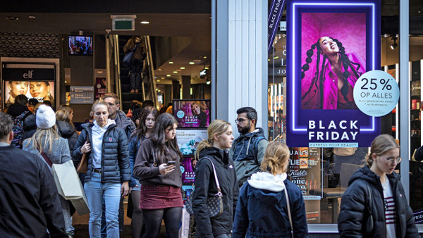 Die Rabattschlacht hat schon begonnen: Der „Black Friday“ hat sich – wie hier in Amsterdam zu sehen – in eine „Black Week“ ausgeweitet.