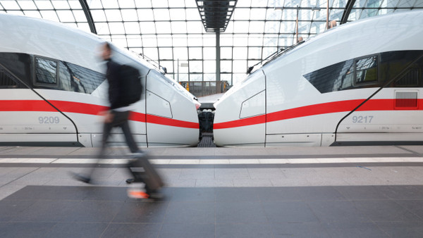 Ein Bahn-Reisender in Berlin