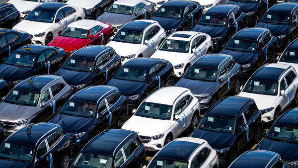 Autos stehen auf dem Gelände vom BLG Autoterminal Bremerhaven.