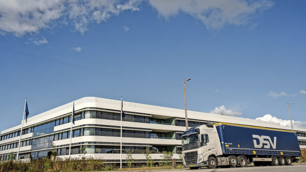 Bald ganz vorn: Ein Laster vor dem Logistikzentrum von DSV im dänischen Hedehusene