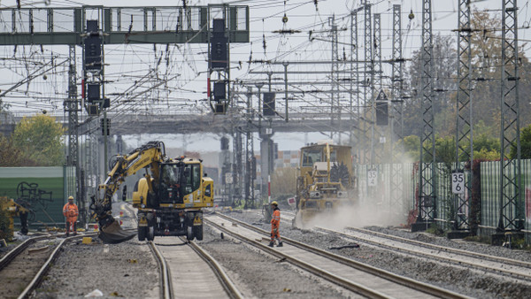 Erst der Anfang: Gleisarbeiten werden auf der Riedbahnbaustelle am Bahnhof Gernsheim ausgeführt.