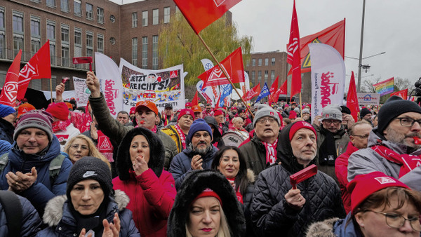 VW-Mitarbeiter protestieren vor den Werkstoren in Wolfsburg.